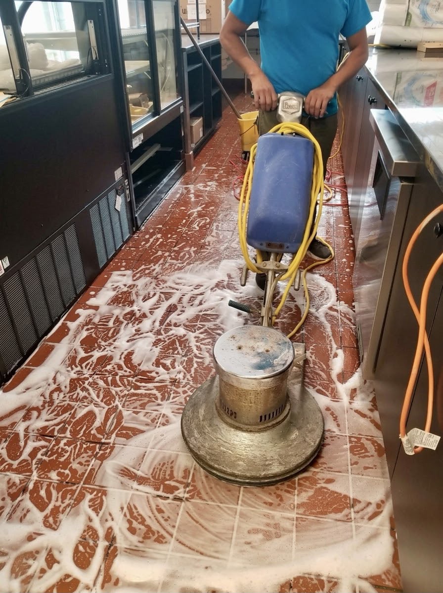Industrial floor cleaning machine